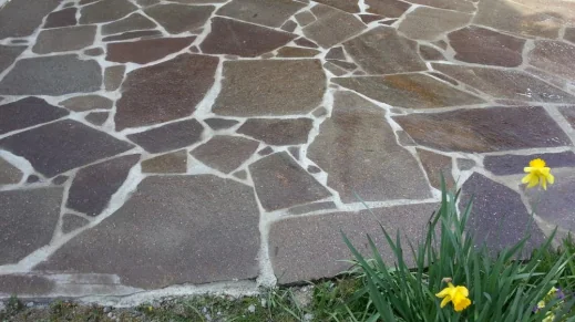 Natursteinfläche in einem von ARA realisierten Garten